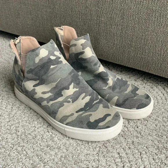 Steve Madden Georgie sneaker size 9 1/2 medium camouflage canvas print - Picture 1 of 9